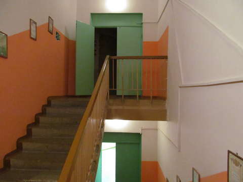 В Кирово-Чепецке 7-летняя девочка упала с лестницы в детском клубе.