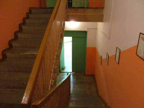 В Кирово-Чепецке 7-летняя девочка упала с лестницы в детском клубе.