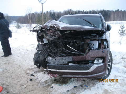В Зуевском районе "Лада Гранта" столкнулась с «Тойота Ленд Крузер»: 2 человека погибли, 2 травмированы.