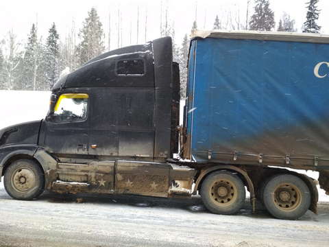 В Юрьянском районе фура "Вольво" въехала в "Мерседес".