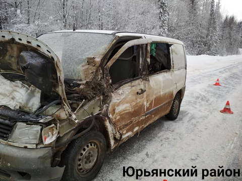 В Юрьянском районе фура "Вольво" въехала в "Мерседес".