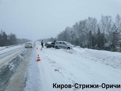 В Котельничском районе "Лада Гранта" столкнулась с грузовиком.
