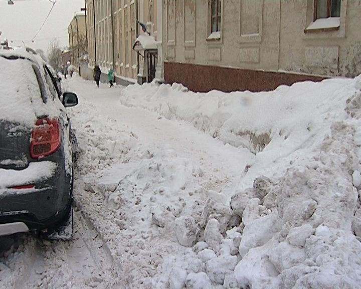 Кировские коммунальщики продолжают бороться со снегом