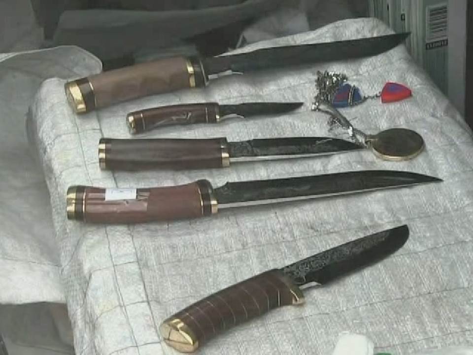 28-летнего кировчанина задержали за продажу холодного оружия.