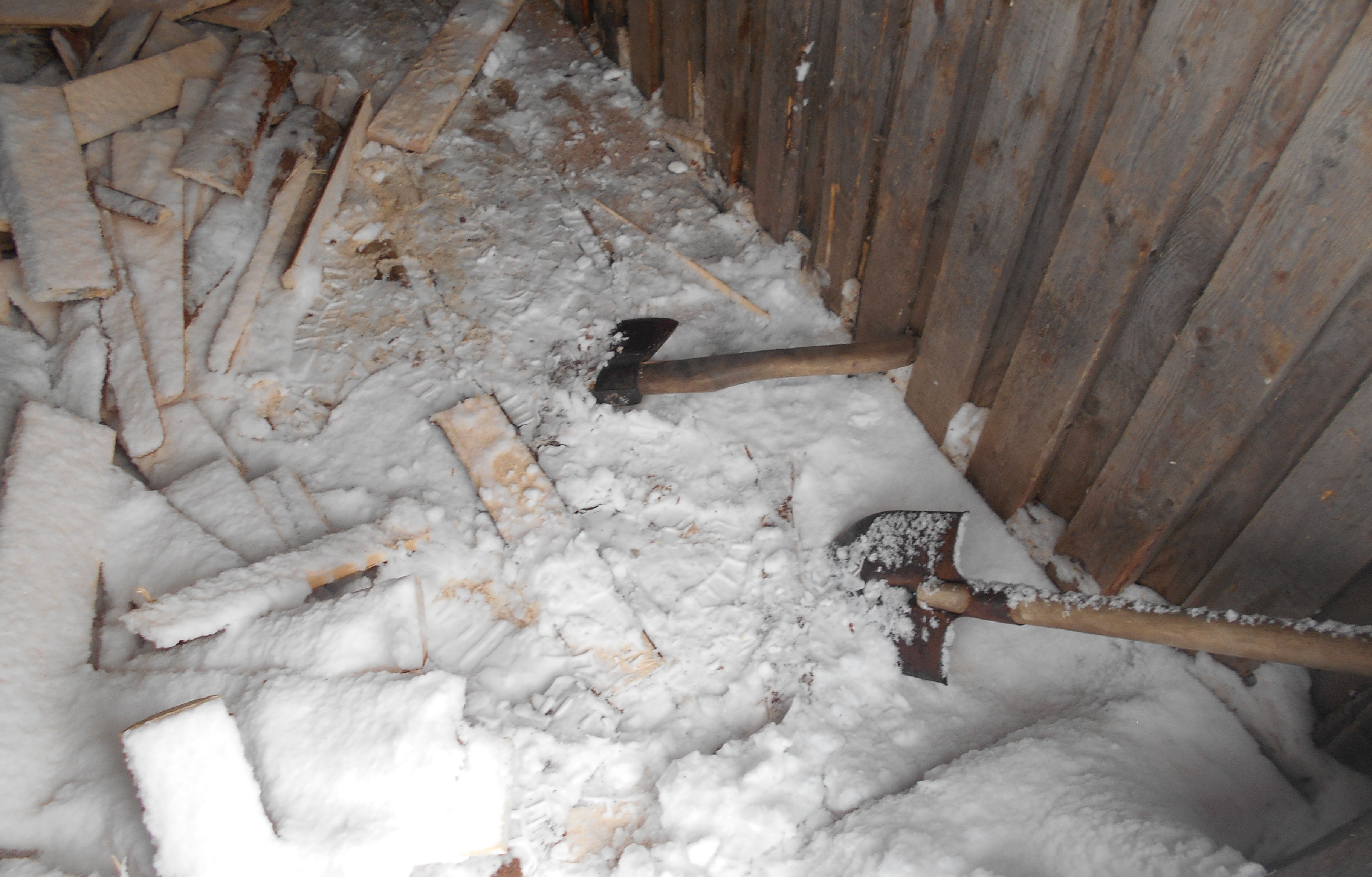 В Шабалинском районе рабочий пилорамы зарубил топором своего коллегу.