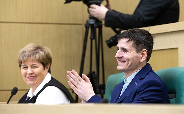 Валентина Матвиенко вручила награду художественному руководителю сельского ДК из Тужинского района.