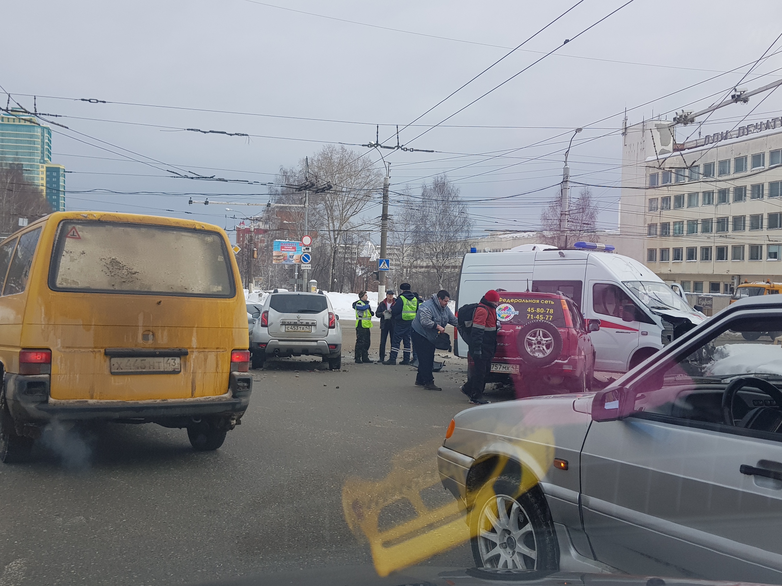 На перекрестке Производственной и Московской столкнулись 4 автомобиля и скорая помощь.