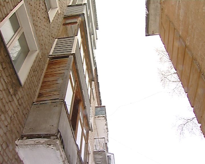 Глыба льда, упавшая с крыши, серьезно травмировала кировчанку