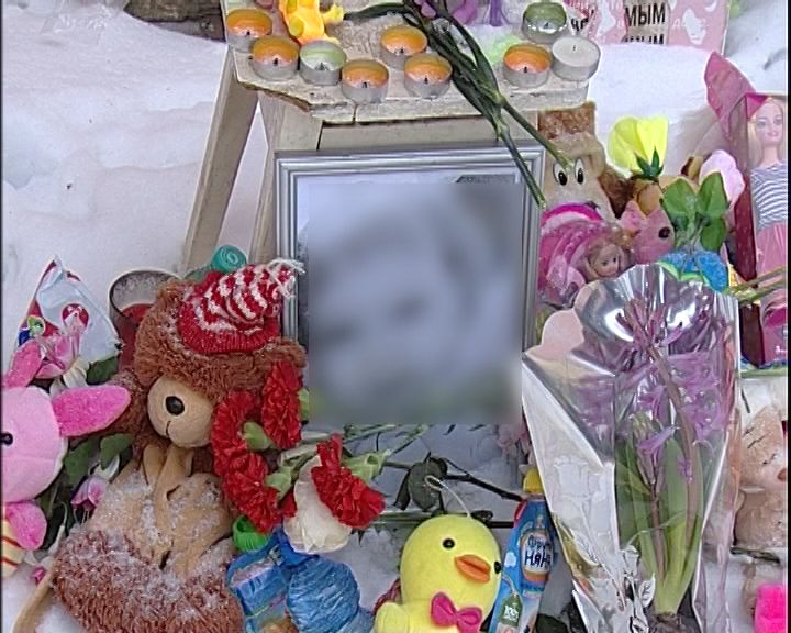 Кировчане несут цветы и игрушки к дому, где погибла запертая в квартире девочка