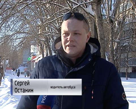 В Кирове у остановок образуются ледяные катки