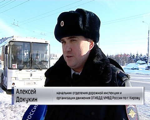 В Кирове у остановок образуются ледяные катки