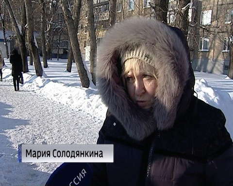 В Кирове у остановок образуются ледяные катки