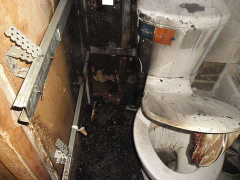 Житель Кирова едва не погиб в собственном туалете. 