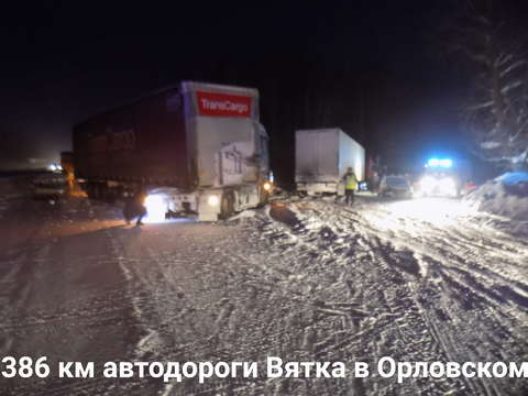 В Орловском районе столкнулись две фуры, «Хендай-Солярис» и «ВАЗ-21120».