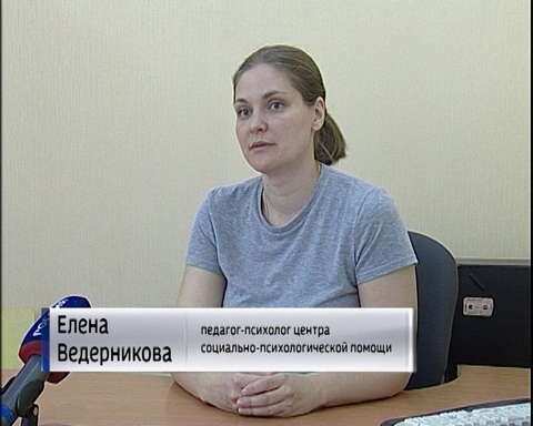 Кировчане несут цветы и игрушки к дому, где погибла запертая в квартире девочка