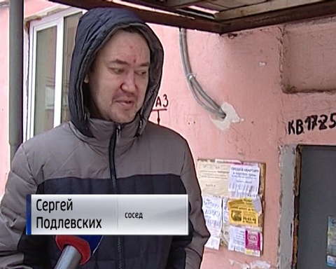 Кировчане несут цветы и игрушки к дому, где погибла запертая в квартире девочка