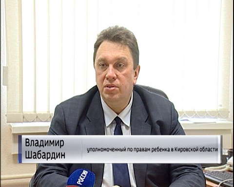 Кировчане несут цветы и игрушки к дому, где погибла запертая в квартире девочка