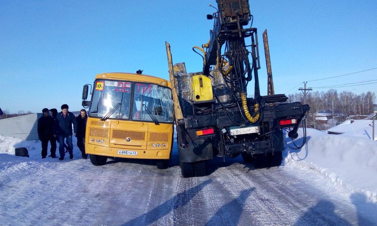 В Лузе столкнулись автобус и лесовоз.