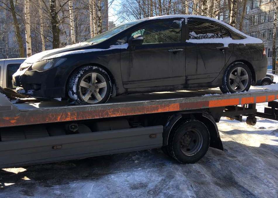 В Кирове приставы арестовали автомобиль 