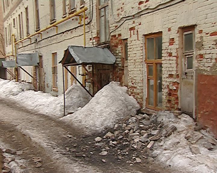 На улице Орловской обрушилась часть кирпичной кладки стены дома
