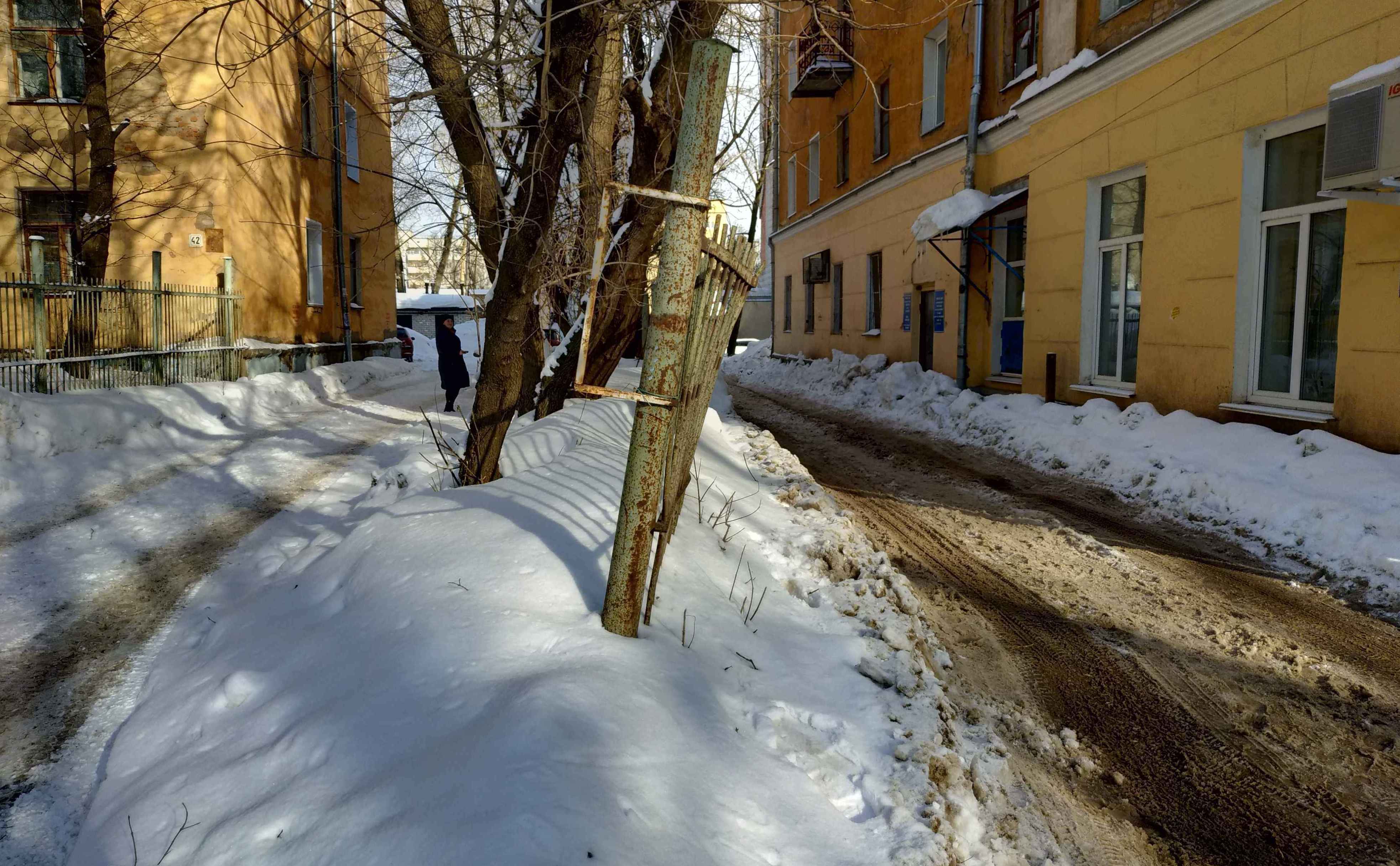 В Кирове с проезжей части улицы Чехова демонтировали незаконный забор.