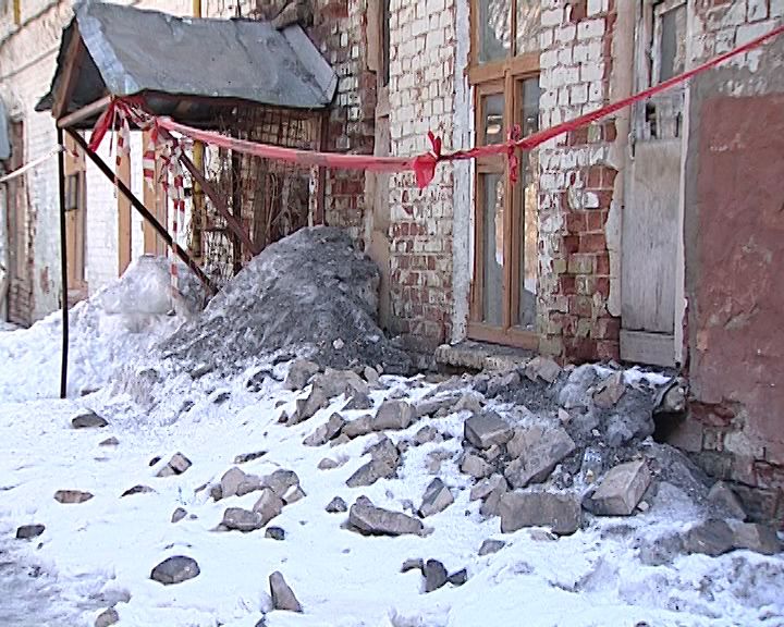 Жилинспекция взяла на контроль разрушающийся дом на Орловской