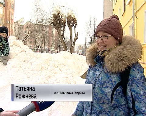 Кировчане продолжают жаловаться на неубранные кучи снега во дворах и на тротуарах