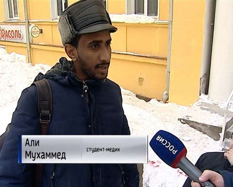 Кировчане продолжают жаловаться на неубранные кучи снега во дворах и на тротуарах