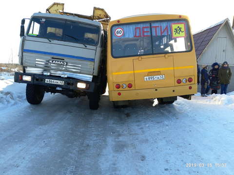 В Лузе столкнулись автобус и лесовоз.
