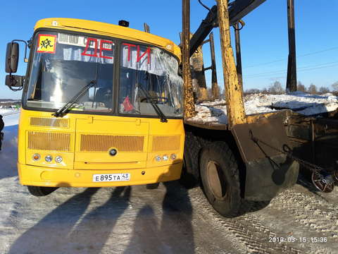 В Лузе столкнулись автобус и лесовоз.