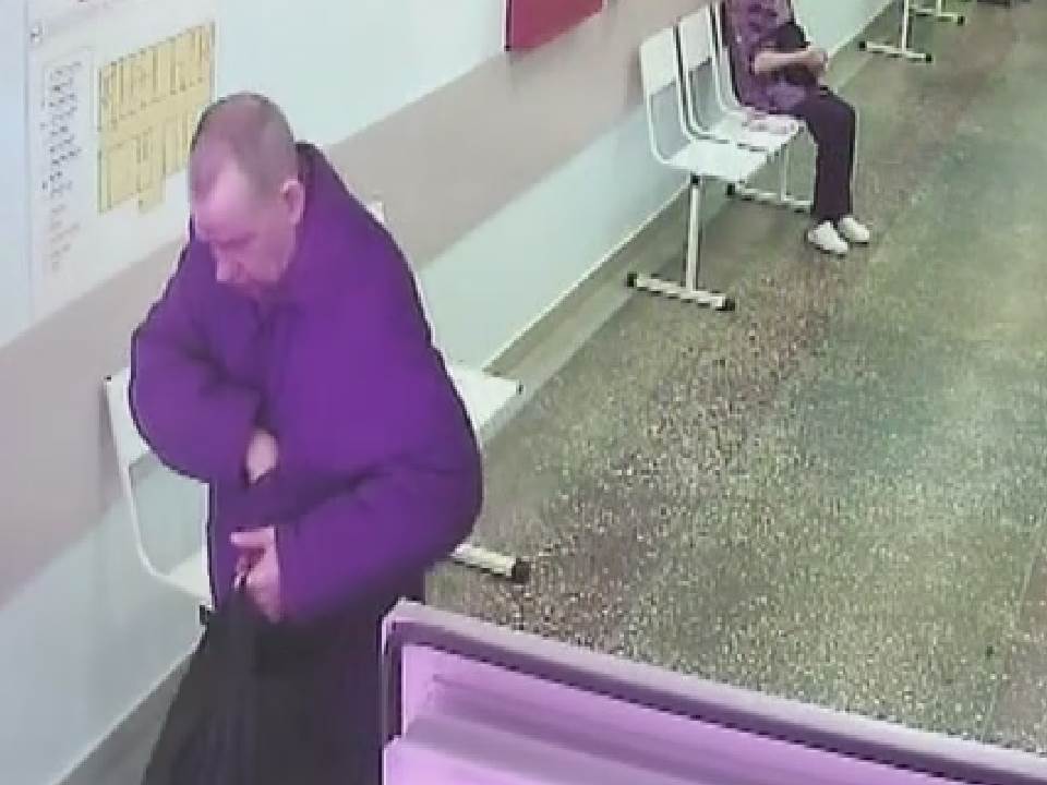 В Кирове неизвестный украл из офиса сумку с крупной суммой денег.