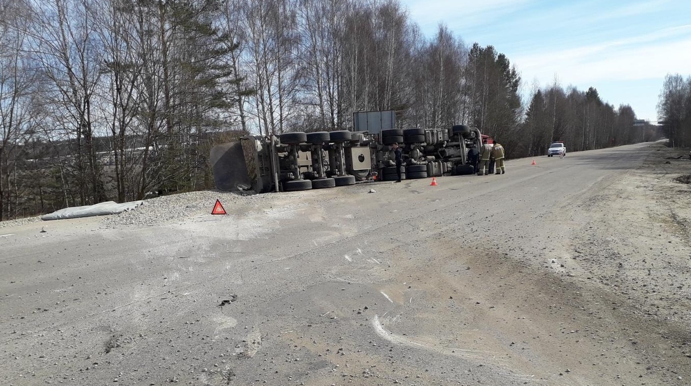 В Уржумском районе перевернулась фура.