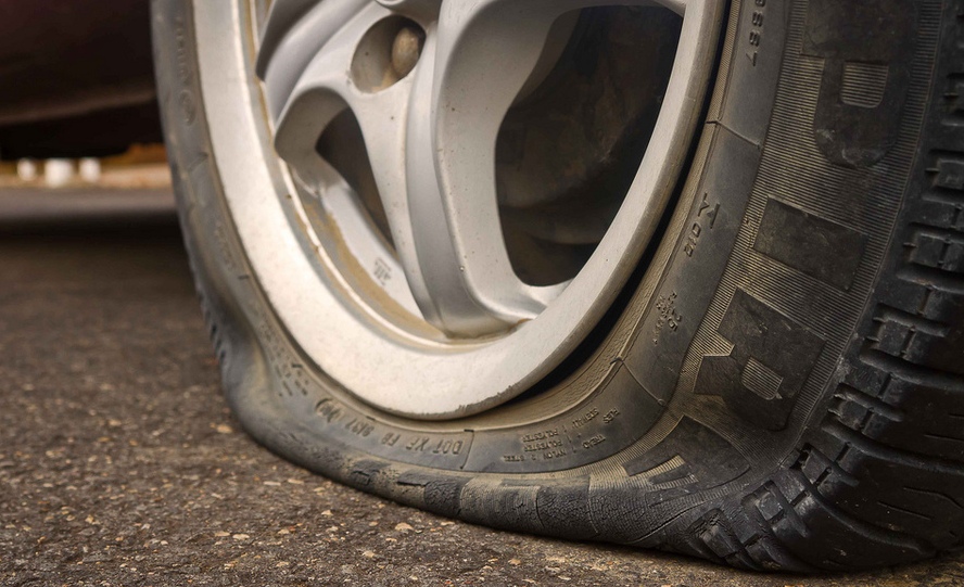 В Белой Холунице 20-летнего нетрезвого водителя остановили стрельбой по колесам.