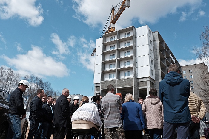 Жители домов в районе строительства путепровода в Чистые Пруды обсудили проблемы с главой областного правительства Александром Чуриным.