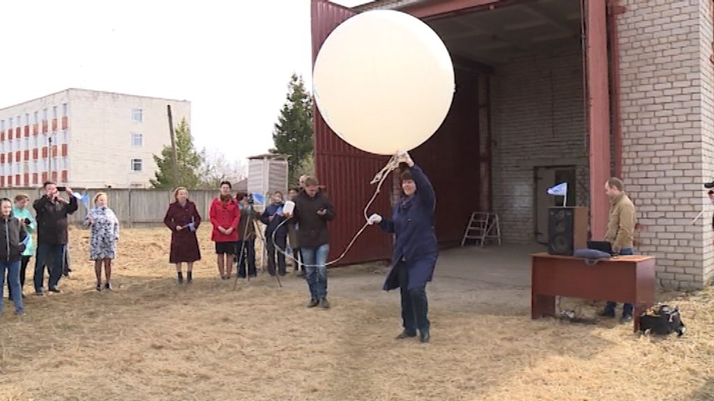 Запуск метеозонда на Кировской гидрометеостанции
