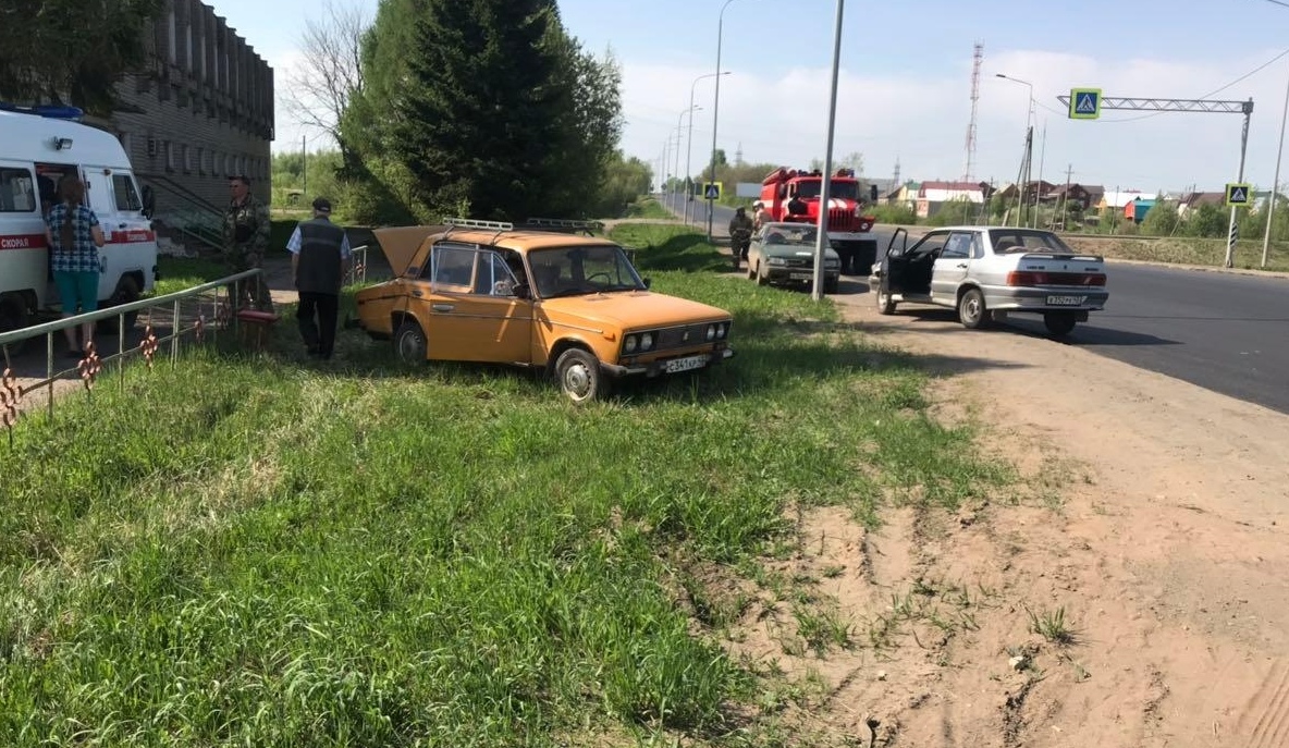 В Котельничском районе ВАЗ-2106 столкнулся с ВАЗ-2115.