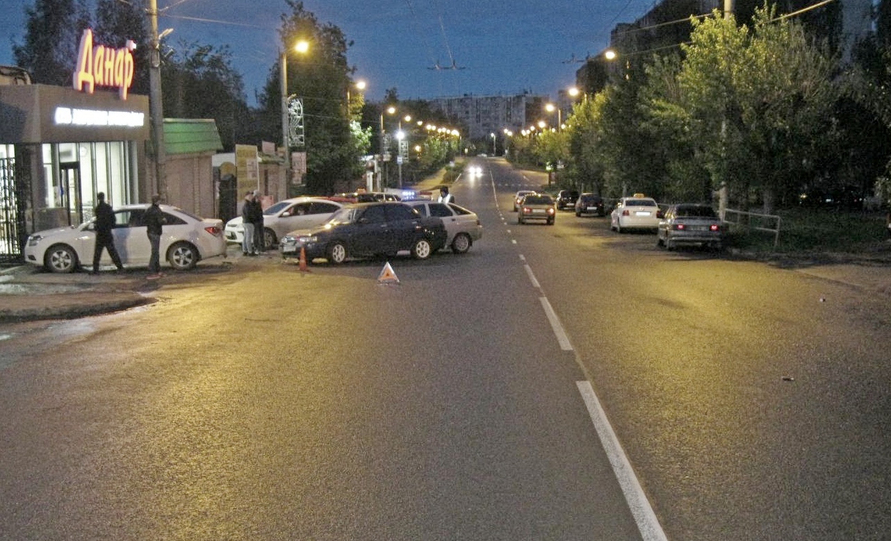 В Кирове водитель ВАЗ-21104 спровоцировал тройное ДТП.