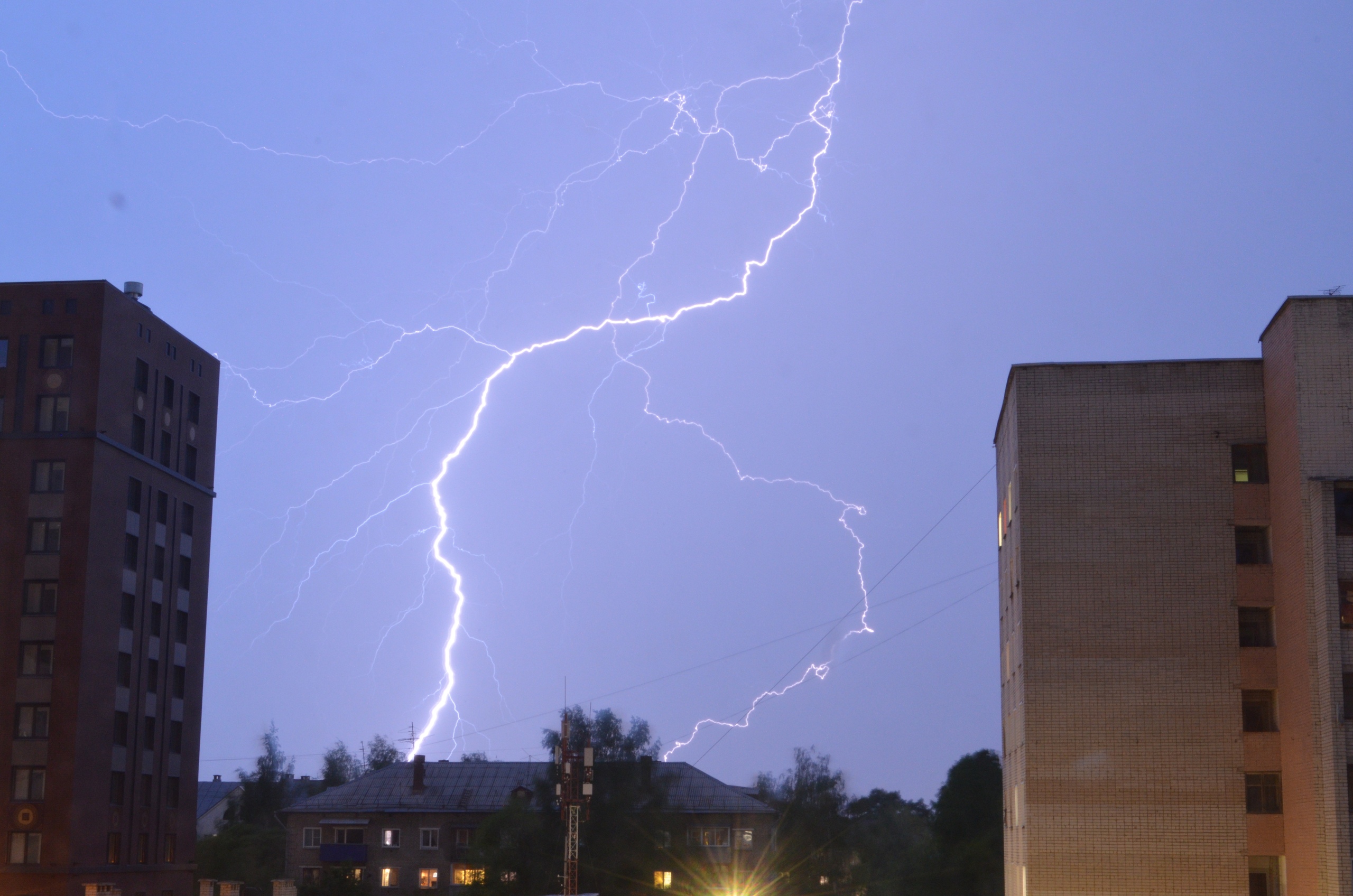 В Кировской области во время грозы погибла 14-летняя девочка.