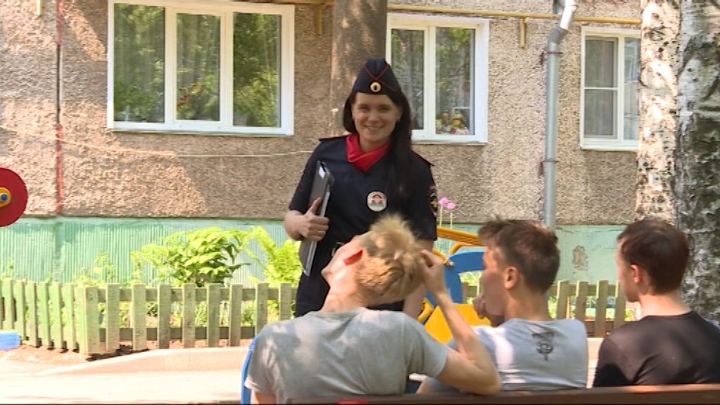 Сотрудники отделов по делам несовершеннолетних отмечают профессиональный праздник