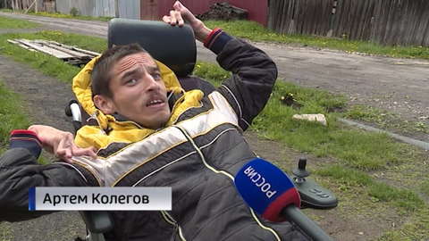 Житель Вахрушей вынужден передвигаться в неудобном инвалидном кресле 