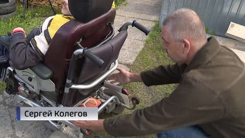 Житель Вахрушей вынужден передвигаться в неудобном инвалидном кресле 