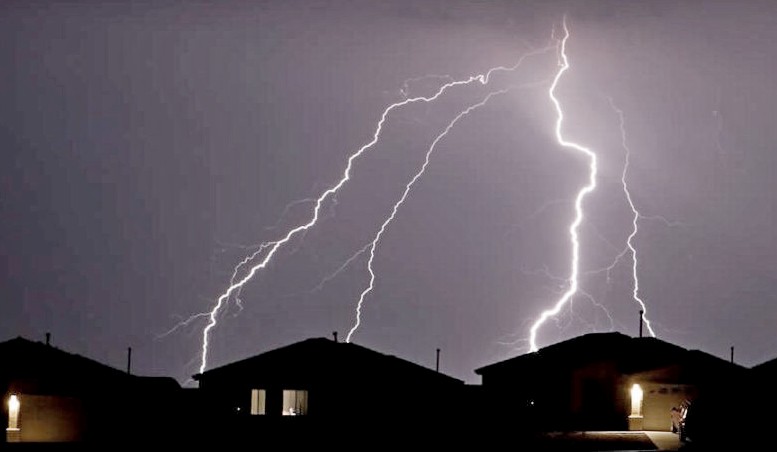 В Кировской области из-за удара молнии сгорели два жилых дома.