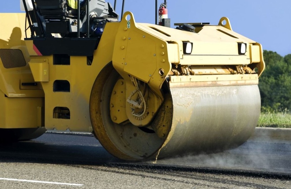 В Кирове началось строительство четырех новых дорог.