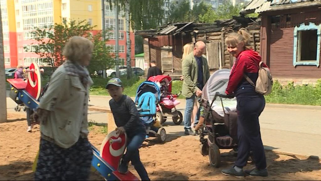 На улице Грибоедова детская площадка соседствует с полусгоревшими домами
