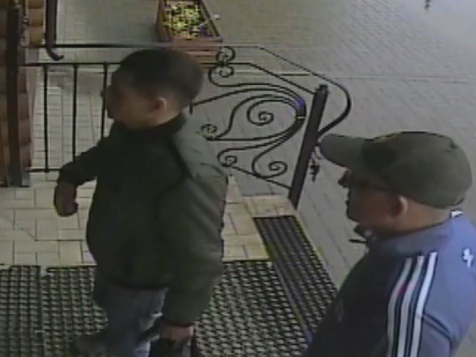 В Слободском районе ищут двух мужчин, подозреваемых в краже сотового телефона.