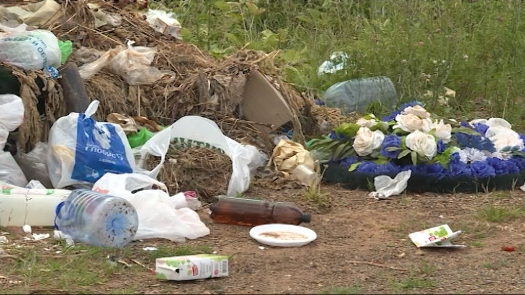 Кировские кладбища завалены мусором