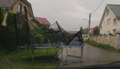 В Кирове шквалистый ветер ломал деревья и срывал вывески.