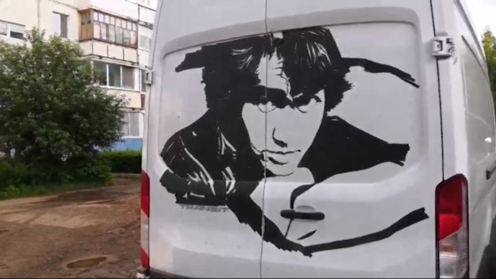 Художница из Кирова создает на машинах портреты с помощью изоленты