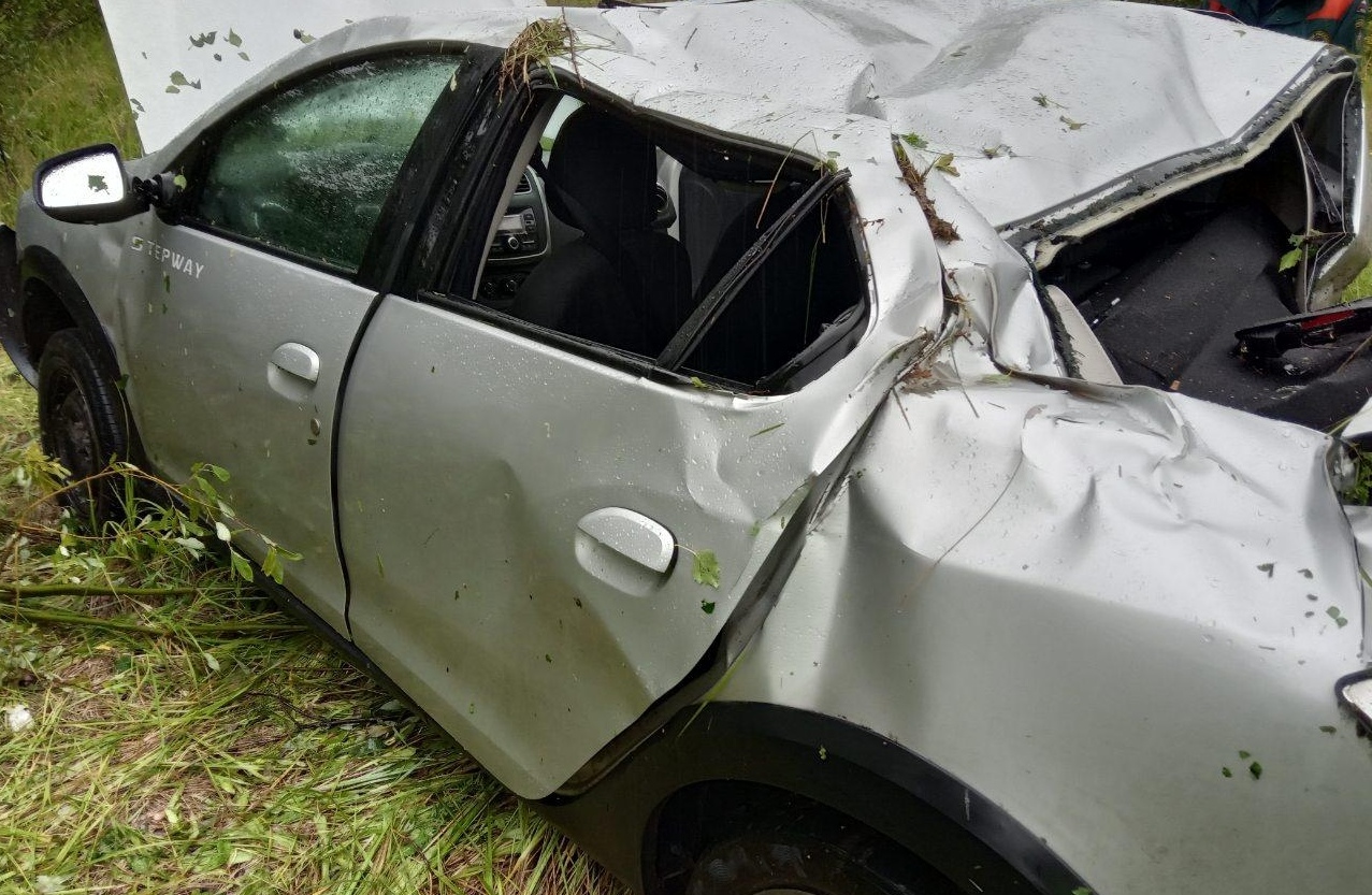 В Кикнурском районе иномарка врезалась в дерево.