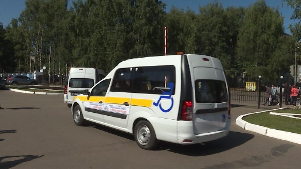 Районные больницы получили автомобили для доставки пациентов из деревни